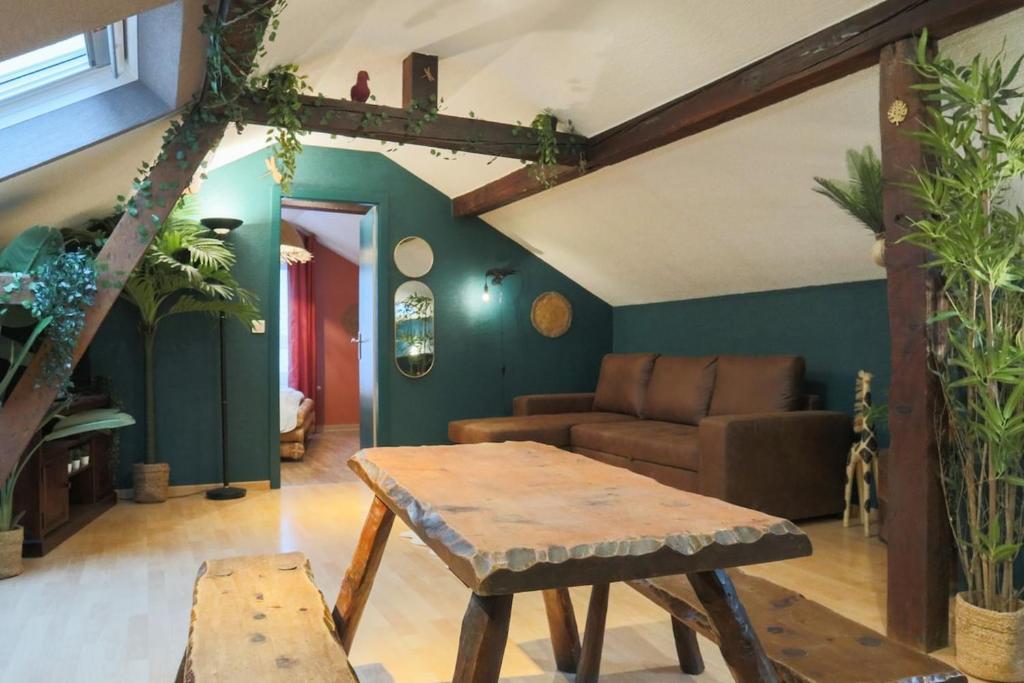 un salon avec une table et un canapé dans l'établissement L'escale Tropicale, Centre ville, à Mulhouse