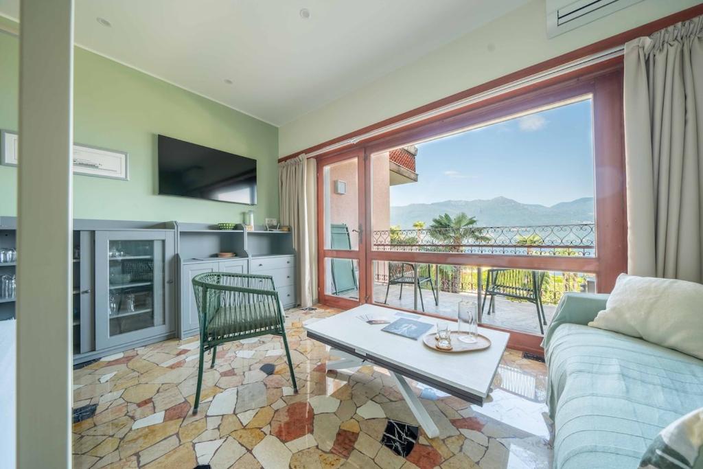 Il Nido Belmonte - Lakeview في Brezzo: غرفة معيشة بها أريكة وطاولة