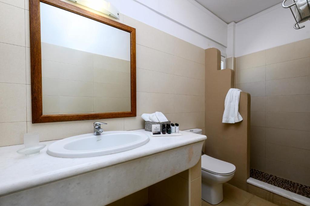 Ванная комната в Finikas Hotel