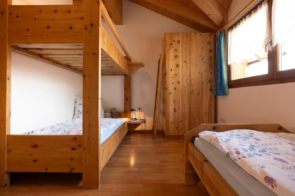 A bed or beds in a room at Apt Talblick Hinterproslhof