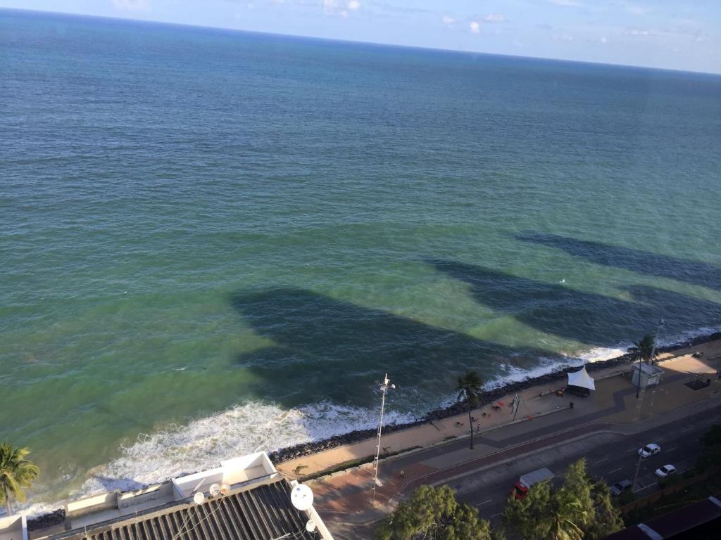 uma vista aérea para o oceano e uma praia em Flat em Boa Viagem em Recife