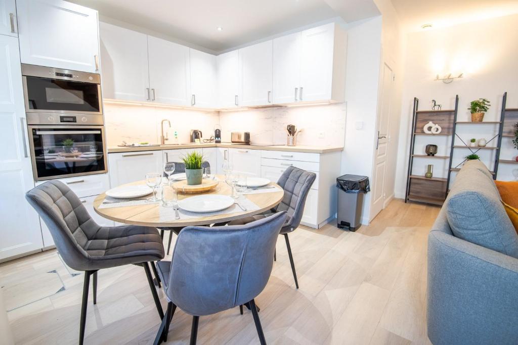 une cuisine et une salle à manger avec une table et des chaises dans l'établissement Le Havre Ligérien - Maison de charme pour 4personnes, à Amboise