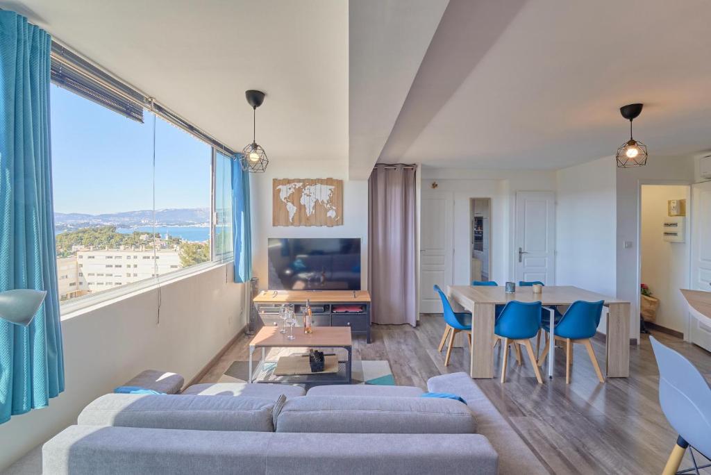 un salon avec un canapé et une table dans l'établissement Saint-Mandrier - Vue Mer, Piscine & Sérénité, à Saint-Mandrier-sur-Mer