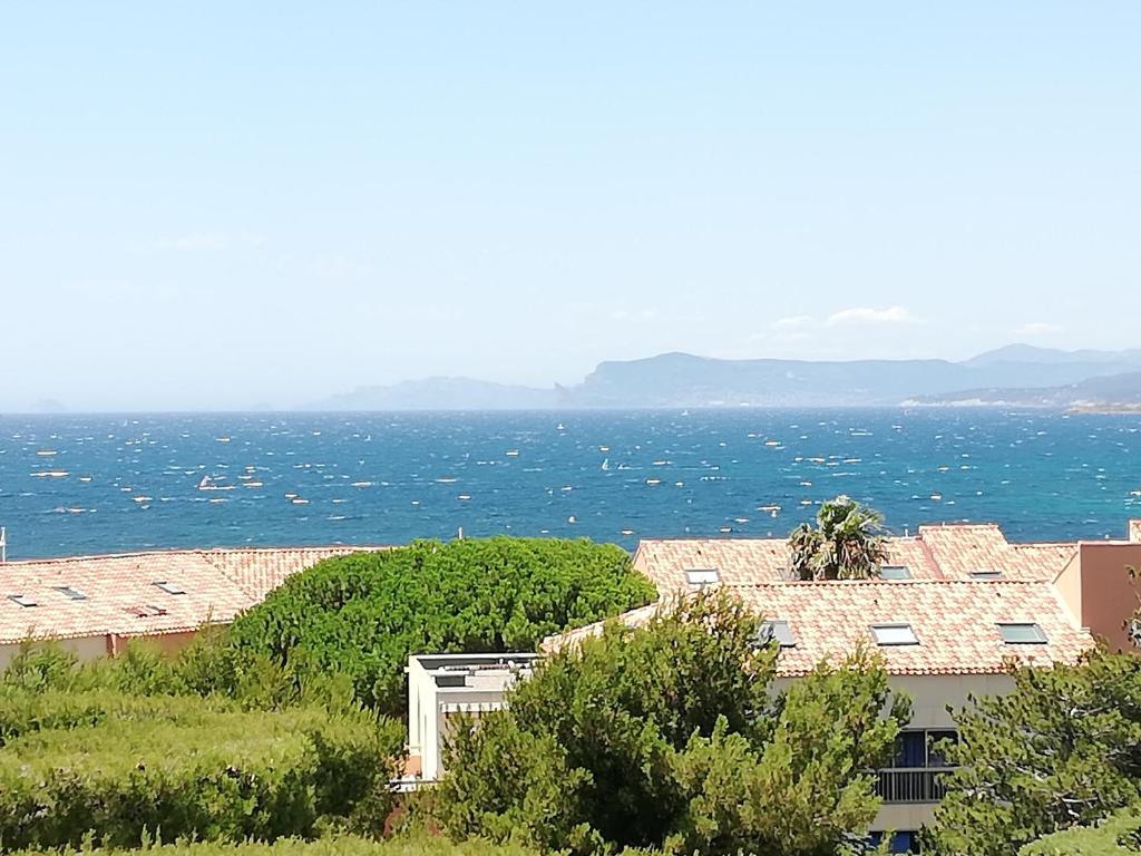 une vue sur l'océan depuis un immeuble dans l'établissement B-Blue T2 vue mer, à Six-Fours-les-Plages