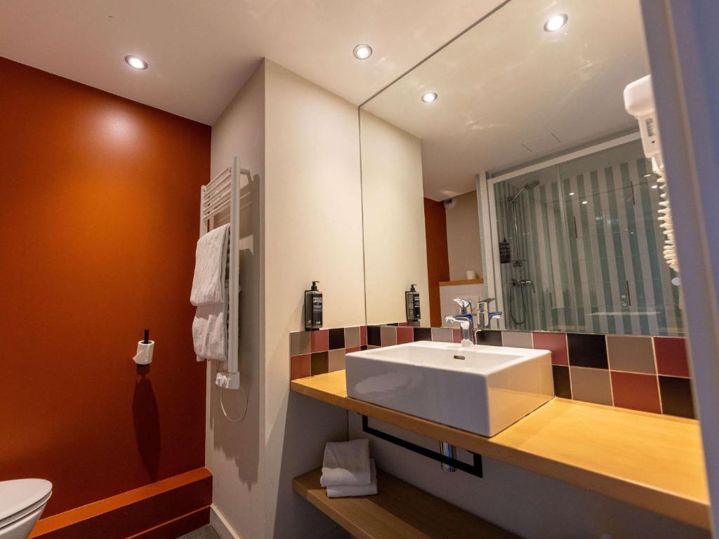 Koupelna v ubytování Hotel Donibane Saint-Jean-de-Luz