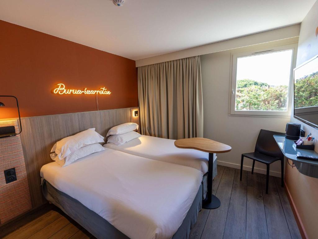 Postel nebo postele na pokoji v ubytování Hotel Donibane Saint-Jean-de-Luz