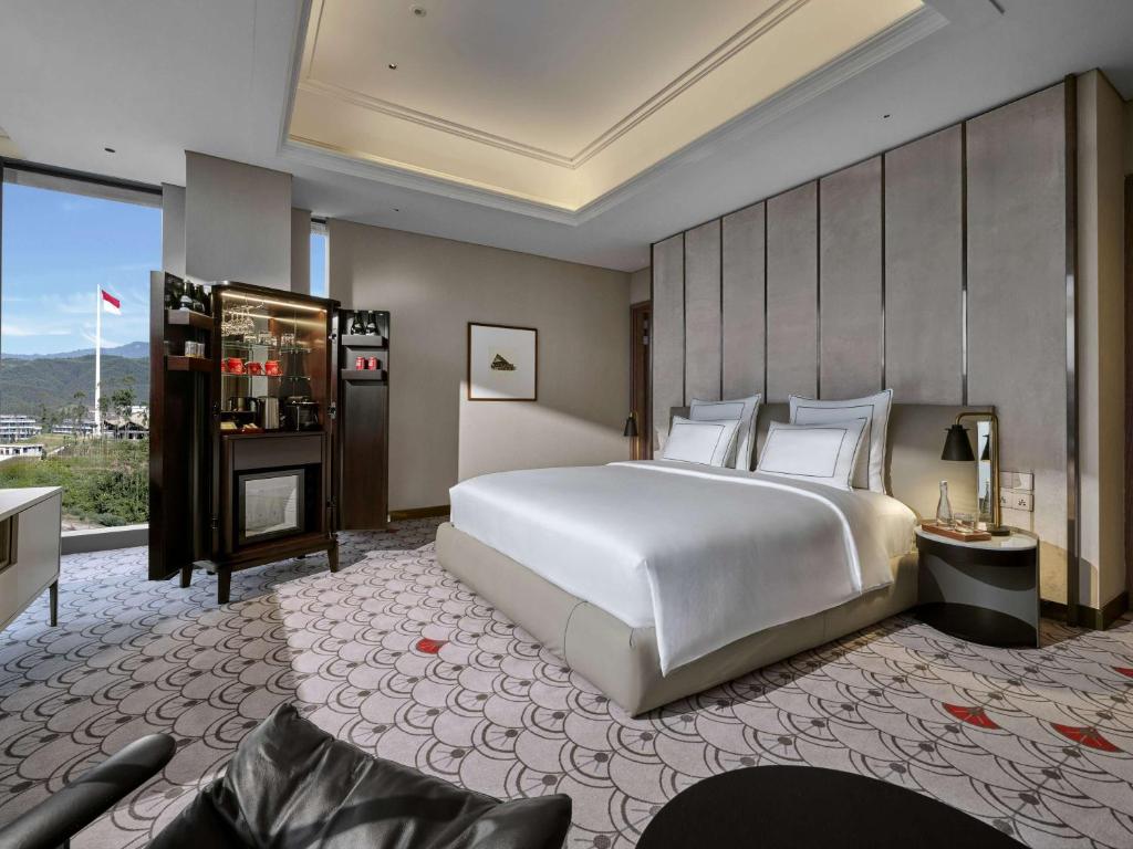Postel nebo postele na pokoji v ubytování Swissôtel Nusantara