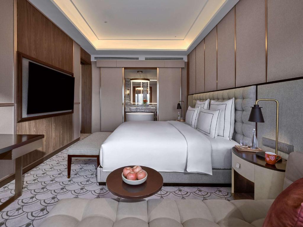 Postel nebo postele na pokoji v ubytování Swissôtel Nusantara