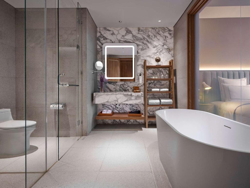 Koupelna v ubytování Swissôtel Nusantara