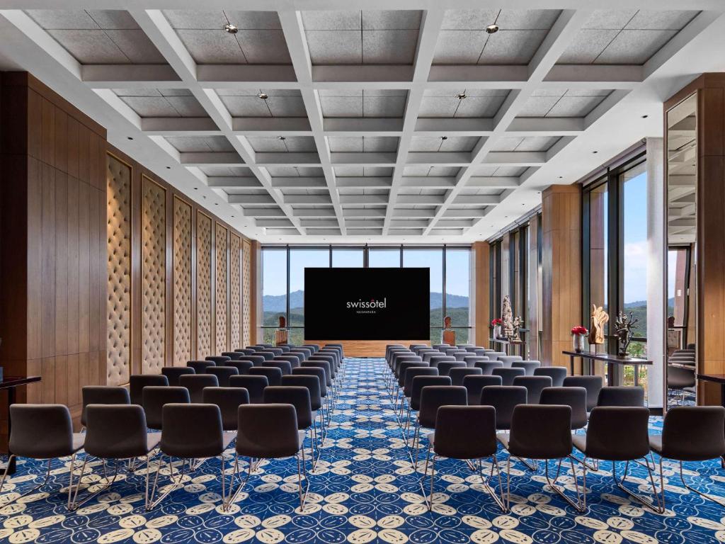 TV a/nebo společenská místnost v ubytování Swissôtel Nusantara
