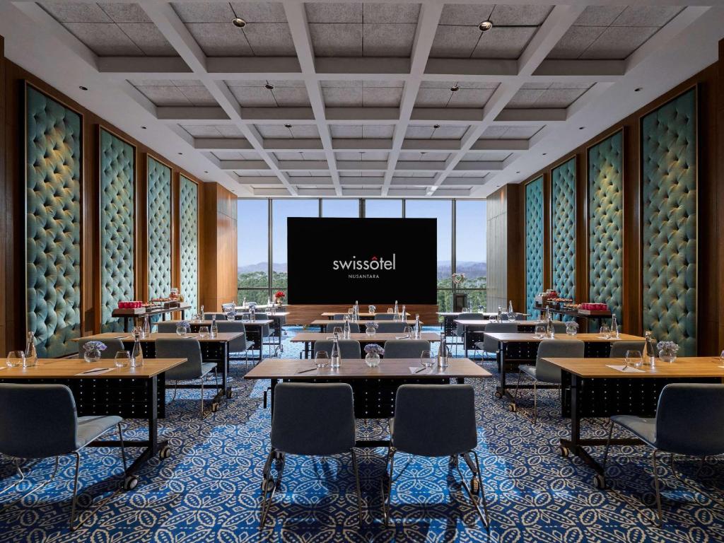 TV a/nebo společenská místnost v ubytování Swissôtel Nusantara