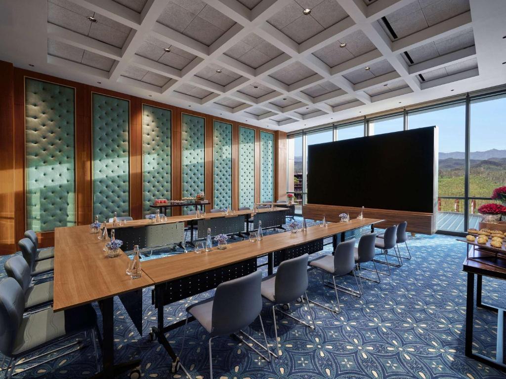 TV a/nebo společenská místnost v ubytování Swissôtel Nusantara