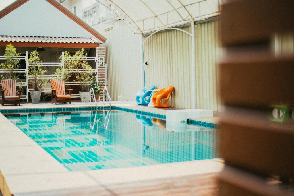una piscina de agua azul en un edificio en Pai Sukhothai Resort SHA Extra Plus, en Sukhothai