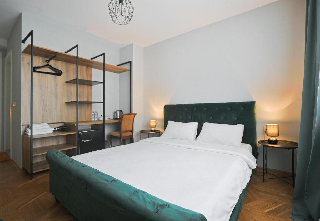 Postel nebo postele na pokoji v ubytování Hotel White House