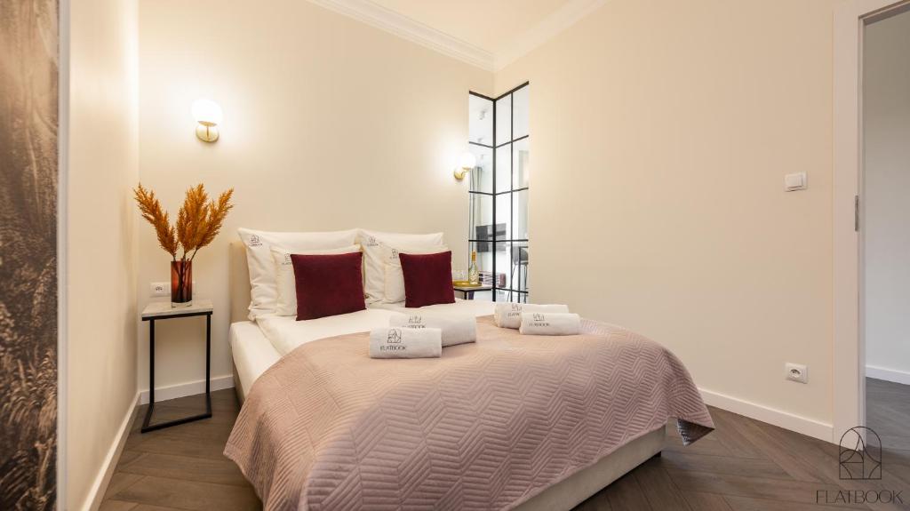 Posteľ alebo postele v izbe v ubytovaní Flatbook - City Center Apartments Granaria I