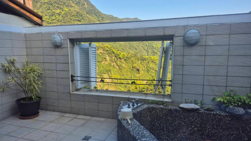 Nespecifikovaný výhled na hory nebo výhled na hory při pohledu z hotelu