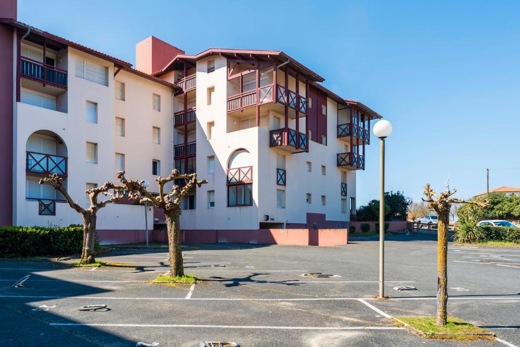 un parking devant un immeuble dans l'établissement Point D'or - App 4p proche plage, à Soorts-Hossegor