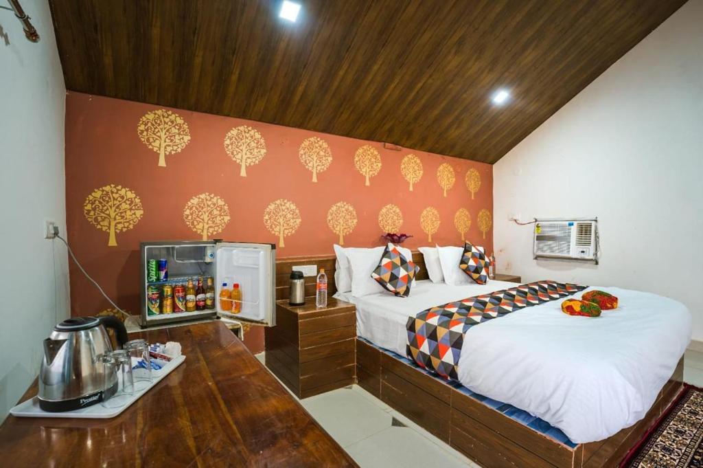 Ein Bett oder Betten in einem Zimmer der Unterkunft Royal Jaisalmer Resort with Swimming Pool