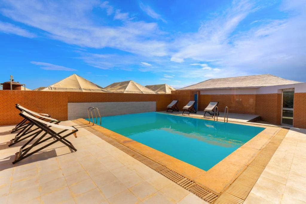 Der Swimmingpool an oder in der Nähe von Royal Jaisalmer Resort with Swimming Pool