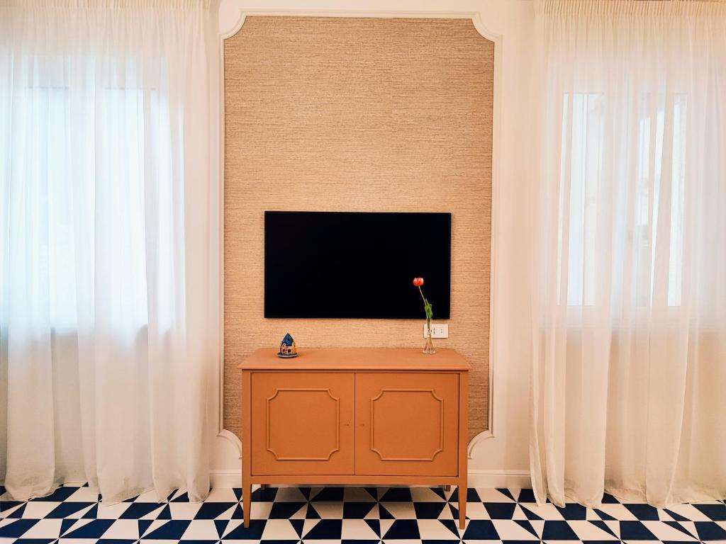 TV a/nebo společenská místnost v ubytování Amalfully Boutique Apartment - A seaview gem