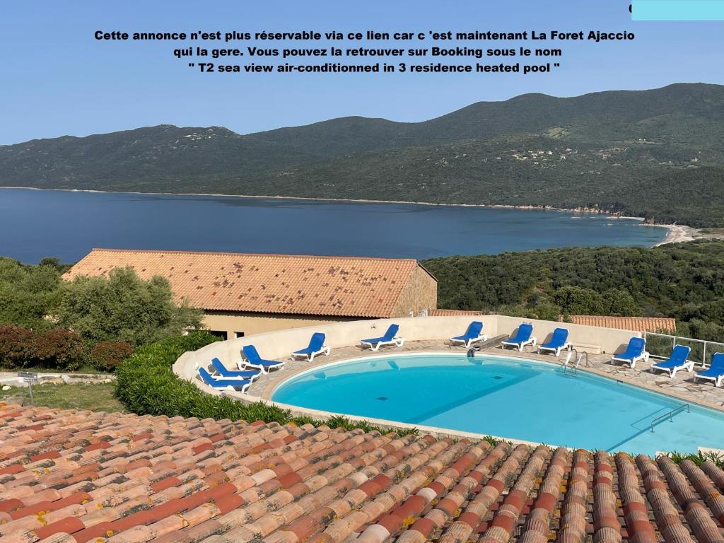 une piscine avec des chaises et une vue sur un lac dans l'établissement T2 Alba Rossa n 141 Confort, Panorama Mer Incroyable, à Serra-di-Ferro