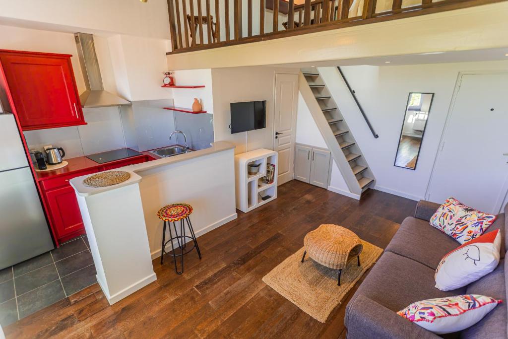 un salon avec un canapé et une cuisine dans l'établissement Vieil Antibes Duplex lumineux vue imprenable - Climatisé, à Antibes