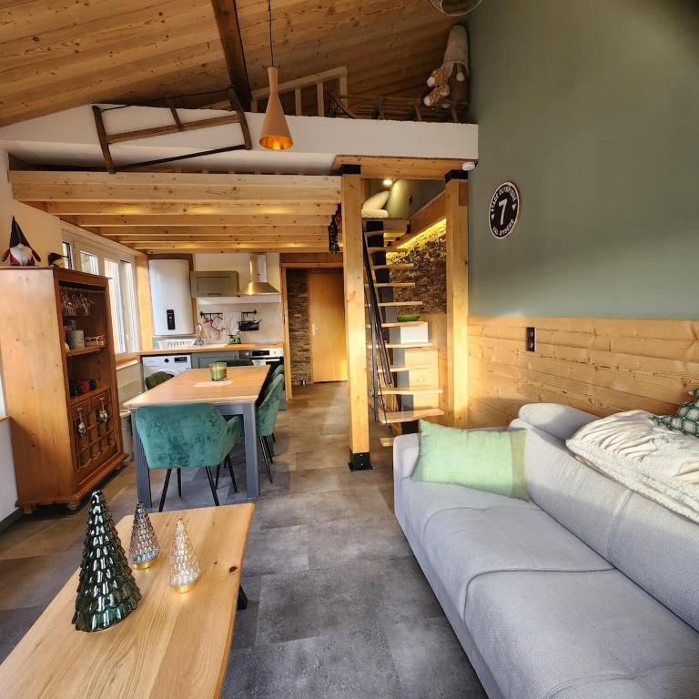 un salon avec un canapé et une table dans l'établissement Studio Hautes Vosges, à La Bresse