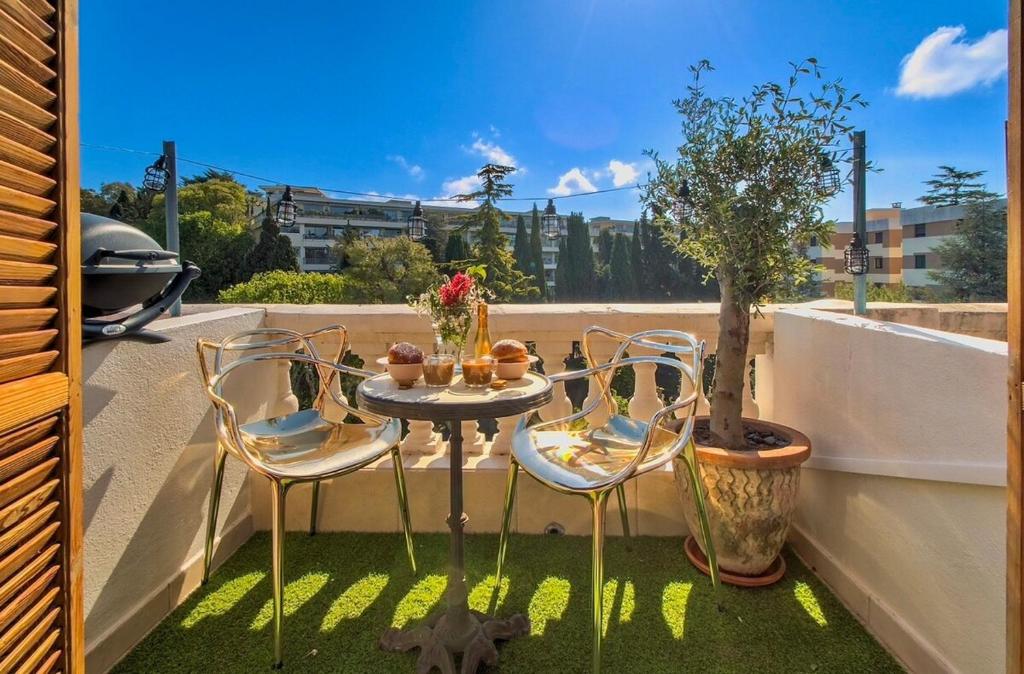 d'une petite terrasse avec une table et des chaises sur un balcon. dans l'établissement Nice Cimiez Little Studio Sea View, à Nice