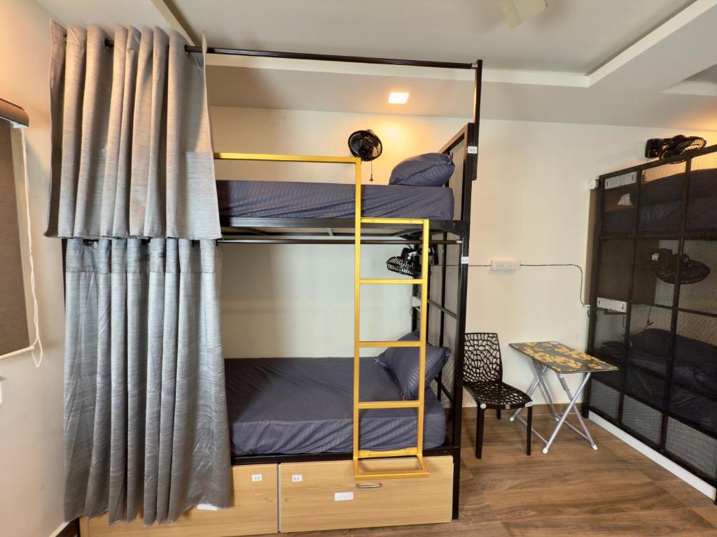 Palanda nebo palandy na pokoji v ubytování POCOYO - BACKPACKERS HOSTEL - Omr