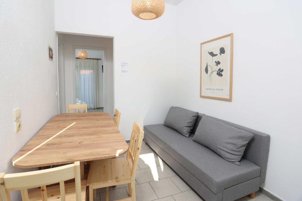 A seating area at Spanos apartments Anna's lodge