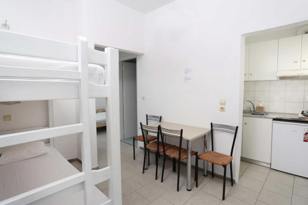 A kitchen or kitchenette at Spanos apartments Anna's lodge