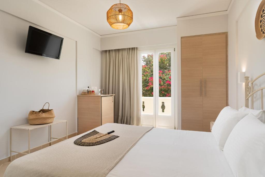 Кровать или кровати в номере Finikas Hotel