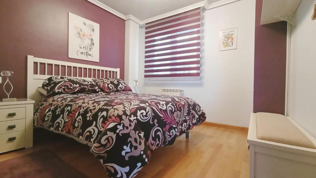 エル・アスティジェロにあるLas MARIPOSAS , 3 habitacionesの黒と白のベッドと窓のある寝室