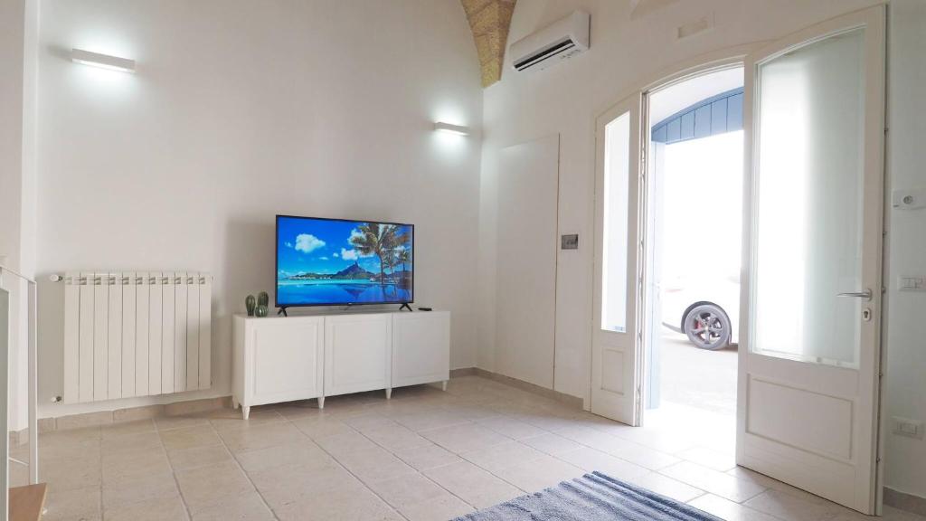 Televízia a/alebo spoločenská miestnosť v ubytovaní Corte Nizza