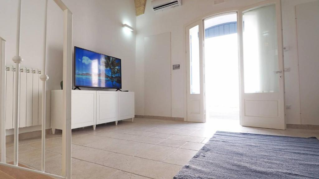 Televízia a/alebo spoločenská miestnosť v ubytovaní Corte Nizza