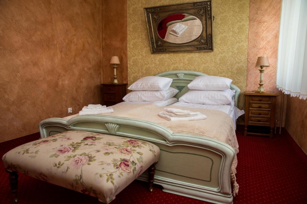 ピシュにあるNocleg pod Świerkiemのベッドルーム(緑色のベッド、白い枕付)
