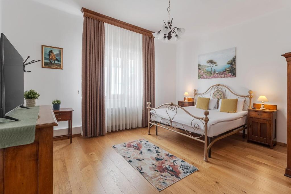 a living room with a bed and a window at Casa Bella in Oradea