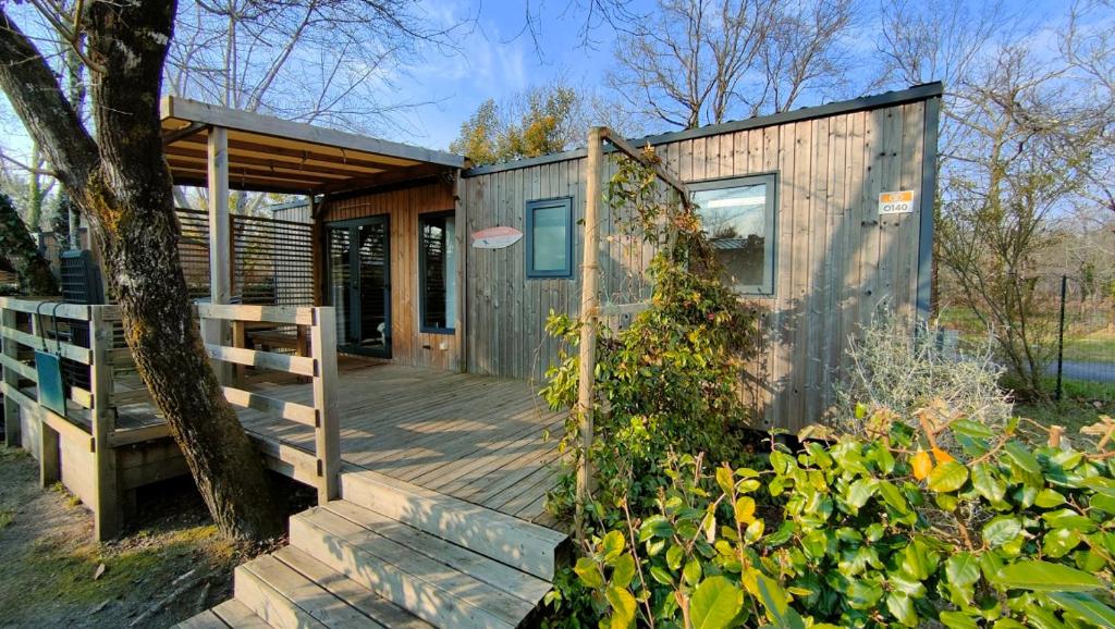 Κήπος έξω από το Mobilhome de charme au bord du Lac