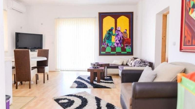 una sala de estar con un sofá y una mesa en Apartmani Merlin, en Soko Banja