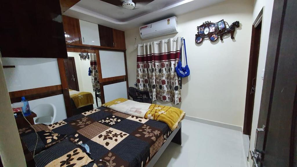 a small room with a bed in a room at skhanda family stay in Maula Ali