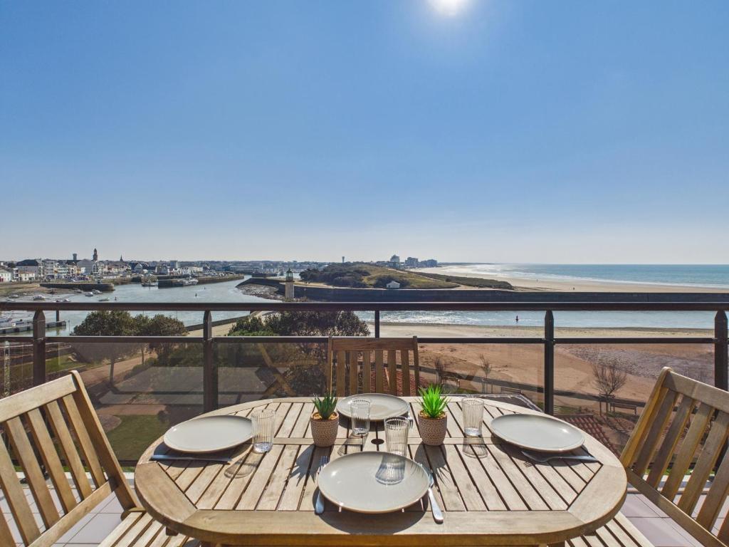 une table sur un balcon avec vue sur la plage dans l'établissement Appartement vue mer à 350m de la plage pour 4, à Saint-Gilles-Croix-de-Vie
