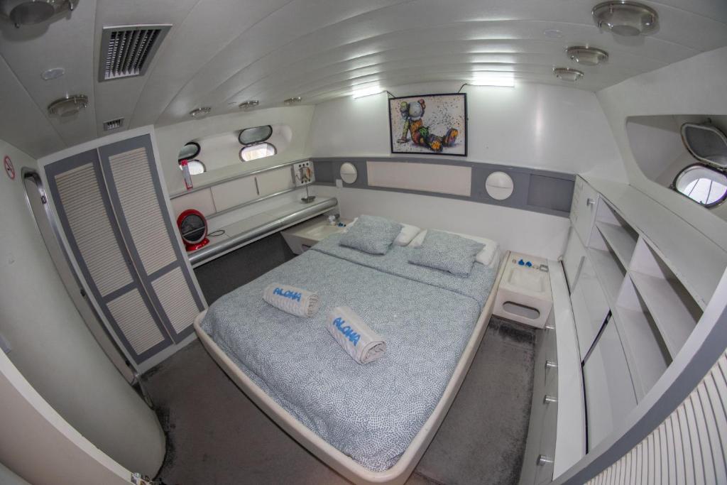Postel nebo postele na pokoji v ubytování Aloha Boat