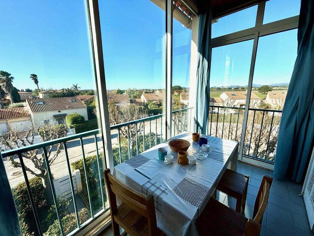 - une table dans une chambre avec vue sur un balcon dans l'établissement Appartement 2 pièces 4 couchages - LA LONDE LES MAURES LAL110-062, à La Londe-les-Maures