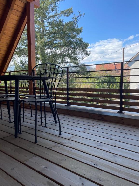 een paar stoelen op het terras van een veranda bij La Clé des vignes 2 in Ribeauvillé