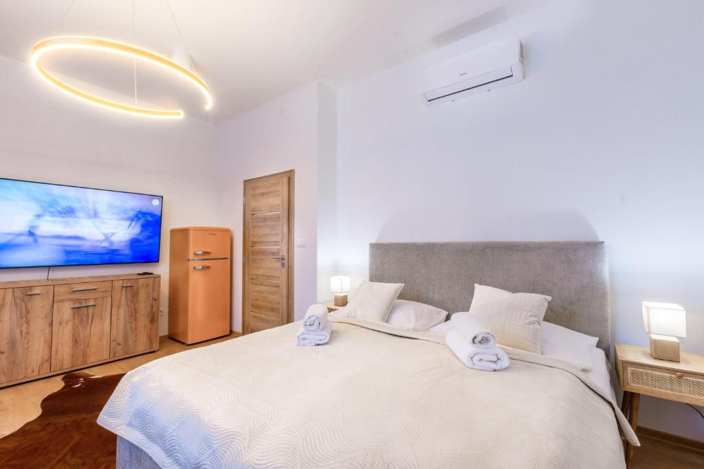 Кровать или кровати в номере Apartmán Villa Advokát v centre s parkovaním LUXUSNÝ