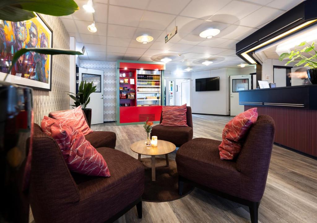 una sala de espera con dos sillas y una mesa en Good Morning Västerås, en Västerås