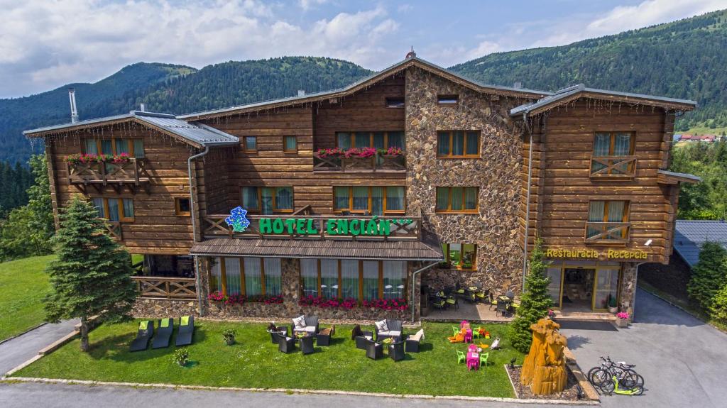Nespecifikovaný výhled na hory nebo výhled na hory při pohledu z hotelu