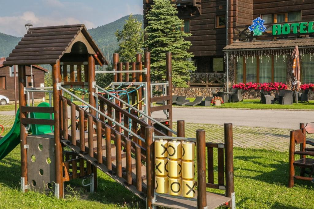 Nespecifikovaný výhled na hory nebo výhled na hory při pohledu z hotelu