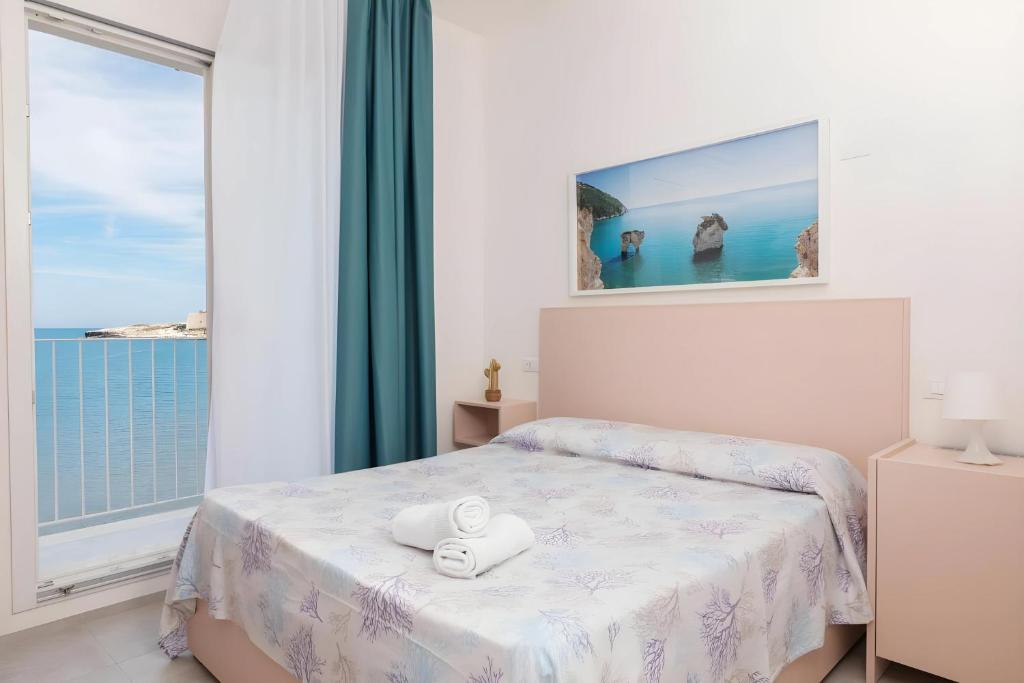Postel nebo postele na pokoji v ubytování HOTIDAY Room Collection - Vieste