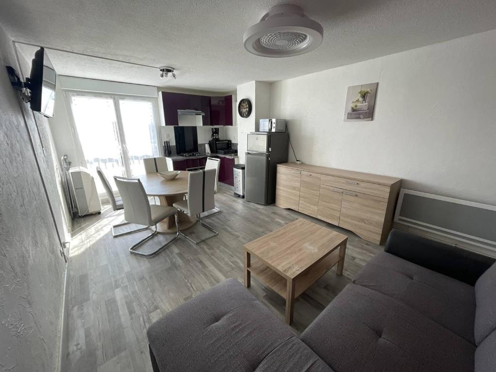 un salon avec un canapé et une table dans l'établissement Deux pièces rénové proche centre, parking inclus - FR-1-723-174, au Cap d'Agde